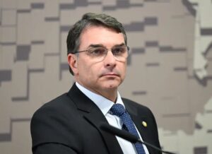 Assessora de Flávio Bolsonaro negocia emenda com miliciano condenado por morte de Marielle Franco