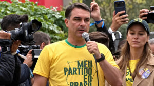 Flávio Bolsonaro flagrado em vídeo com envolvidos em organização criminosa do Rio