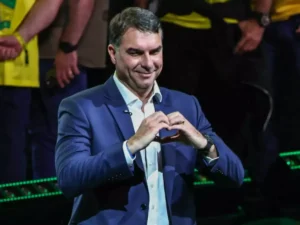 Mensagens indicam que Flávio Bolsonaro participava de orgias organizadas por mulher