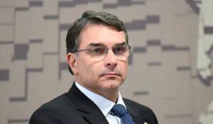 Flávio Bolsonaro na Mira! PF Entra em Ação Oficial