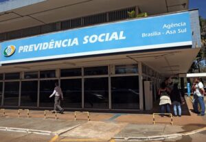 Lula revela plano de Flávio Bolsonaro para desvincular aposentadorias do salário mínimo