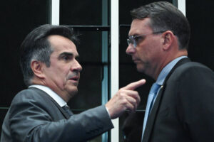 Flávio Bolsonaro busca apoio de PP e União Brasil para eventual segundo turno