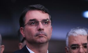 Ministério Público Eleitoral pede multa a Flávio Bolsonaro por site não declarado ao TSE