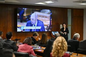 Campanha de Flávio Bolsonaro tenta associar crise do STF a Lula enquanto ignora Vorcaro