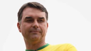 Flávio Bolsonaro promete cassar Moraes e Dino e indicar seis ministros ao STF