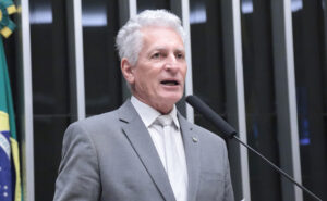 Rogério Correia aciona STF contra voo de Flávio em avião ligado a ex-banqueiro Vorcaro