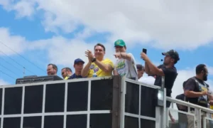 Flávio Bolsonaro promete tirar Moraes e Dino do STF se eleito presidente