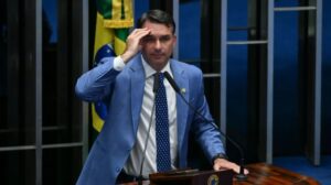 Flávio Bolsonaro recorre ao TSE contra post de Antonio Tabet citando ‘família miliciana’