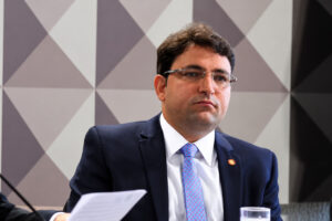 Advogado investigado viajou com Flávio Bolsonaro no jatinho de ex-banqueiro preso