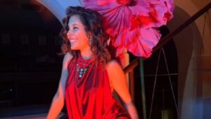 Flor Gil faz 18 e bombarda redes com look vermelho decotado impactante