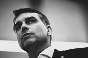 Folha de S.Paulo se une a Estadão e cobram saída de Flávio Bolsonaro da política