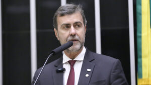 Marcelo Freixo denuncia censura da Meta após postagem crítica ser removida do ar