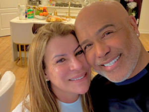 Viúva de Rick descobre morte do marido pelas redes sociais ao pousar no Brasil