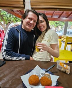 Giovani se declara para nova namorada em show após fim de casamento de 26 anos
