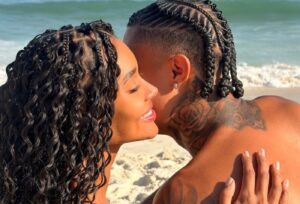 Irmã de Gracyanne Barbosa curte praia com namorado jogador e faz declaração romântica