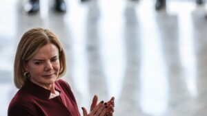 Gleisi Hoffmann aciona Ministério Público contra candidatos por violência política de gênero