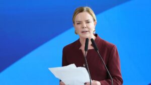 Gleisi Hoffmann acionou TSE para remover posts que pedem fim do voto feminino na eleição de 2026