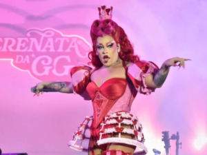 Gloria Groove sofre susto em show: palco cede e dançarinos caem