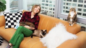 Atriz americana choca ao revelar que dá ‘banhos sonoros’ em seus gatos
