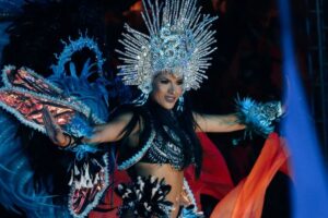 Isabelle Alcântara é coroada nova rainha do folclore do Boi Garantido
