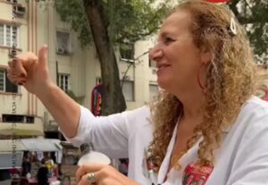Jandira Feghali participa de ‘CarnaLula’ no Rio e clama por democracia mais forte