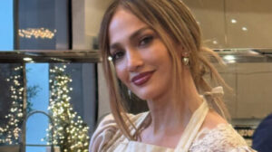 Jennifer Lopez de cara limpa aos 57 anos impressiona a internet com beleza natural