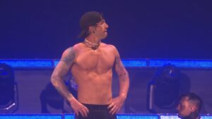 Josh Dun tira a camisa e faz loucura no Rock in Rio: sobe em estrutura gigante tocando bateria!