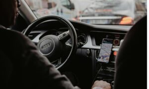Jovem Foge de Sequestro Saltando de Carro em Movimento no RJ