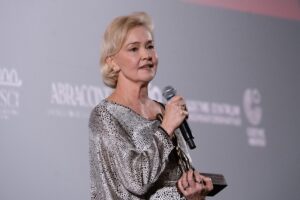 Julia Lemmertz recebe homenagem e solta VERDADE: ‘Arte é política’