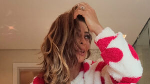 Juliana Paes reclama do frio carioca de pijama peludo
