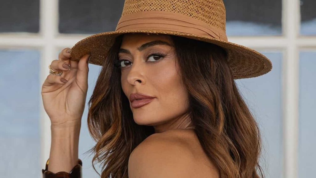 Juliana Paes arrasa em topless após sessão intensa de pilates