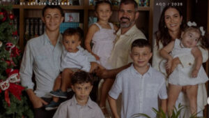 Juliano Cazarré anuncia sétimo filho no seu aniversário de 46 anos