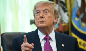 Justiça dos EUA bloqueia tentativa de Trump de restringir cidadania por nascimento