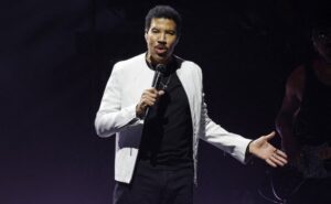 Lionel Richie passa por procedimento no coração e cancela shows