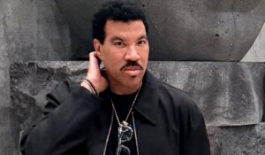 Lionel Richie é hospitalizado novamente aos 77 anos