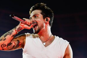 Luan Santana Causa Treta ao Vivo Com Fã Disputando Toalha Suada