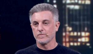 Luciano Huck interrompe Domingão e lamenta morte ao vivo
