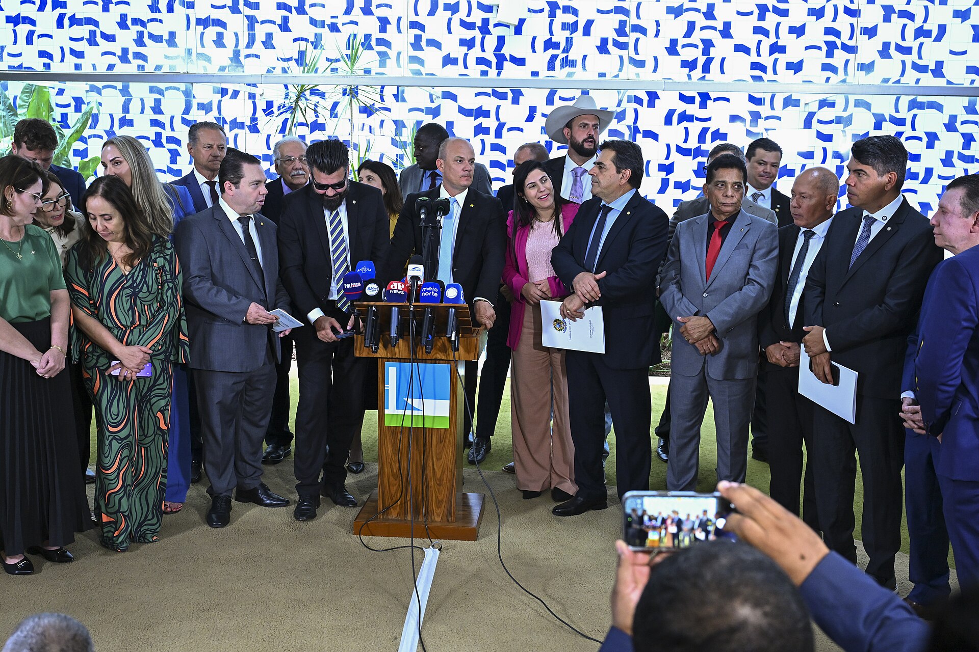 Parlamentares em coletiva no Congresso anunciam pedido de CPMI do Banco Master
