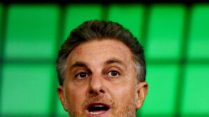 Amigo, conselheiro e garoto-propaganda: o que as mensagens da PF revelam sobre Luciano Huck e Vorcaro