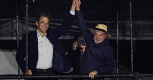 Lula diz que eleição é escolha entre barbárie e democracia em comício em SP