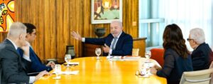 Lula defende crescimento econômico e distribuição de renda contra arrocho fiscal do governo