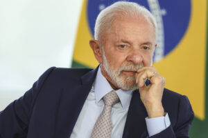 Eleição 2026: Brasil enfrenta alerta de interferência estrangeira e disputa sobre legitimidade das urnas