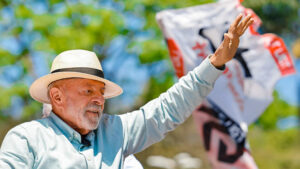 Lula relaciona Flávio Bolsonaro aos casos Master e INSS em ato de campanha em São Paulo
