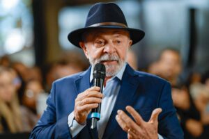 Lula usa ‘fila do osso’ de Bolsonaro para atacar plano econômico de Flávio