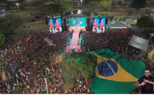 Lula critica Flávio Bolsonaro: ‘País não aceita político que fica de quatro para os EUA’