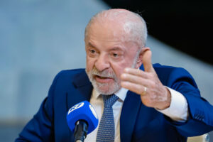 Lula destaca queda de 56% para 13% na inflação de alimentos e confronta Bolsonaro