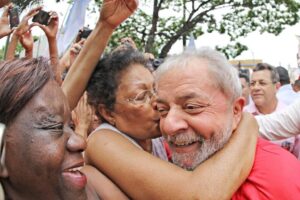 Lula retoma voto feminino e lidera entre beneficiários de Bolsa Família com 56%, aponta Quaest