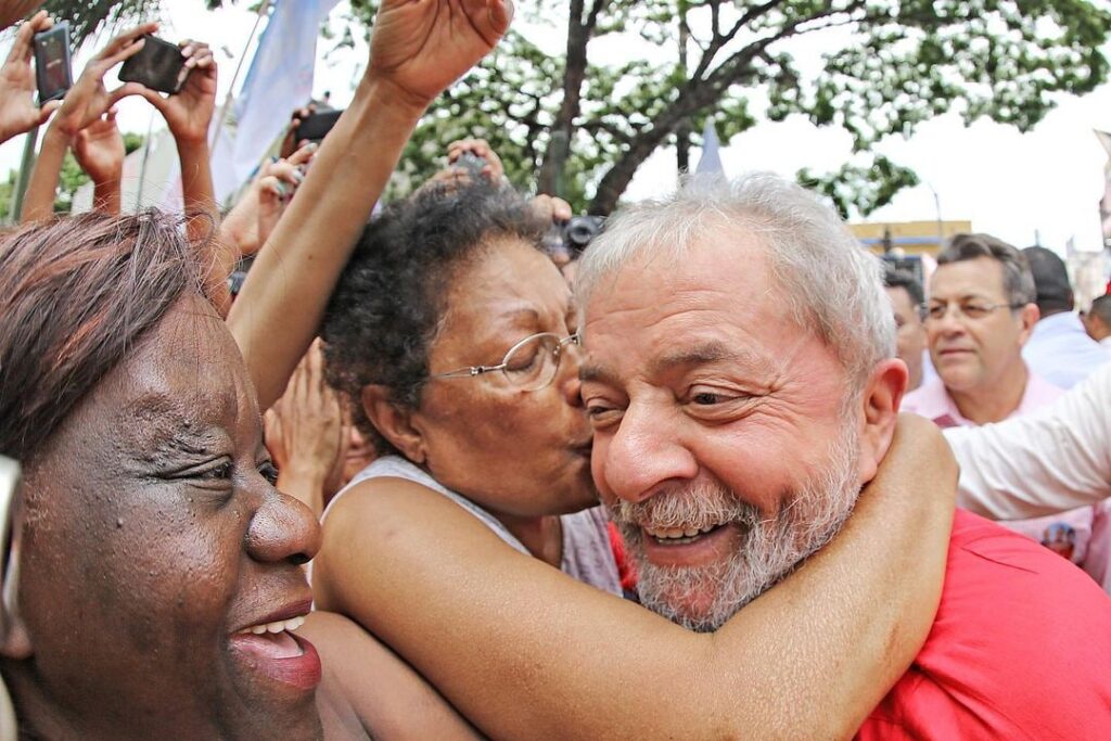 Lula retoma voto feminino e lidera entre beneficiários de Bolsa Família com 56%, aponta Quaest