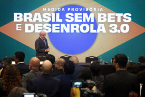 Lula assina proibição de bets e homenageia mãe que perdeu filho para apostas