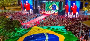 Lula defende soberania do Brasil em comício gigante no Distrito Federal